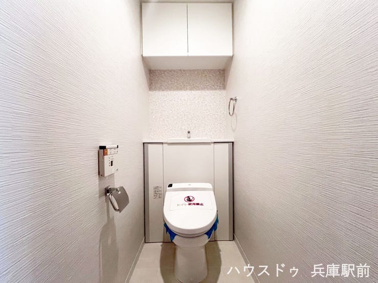 ◇手洗いカウンター付きで衛生的に使えるタンクレストイレ。吊戸棚も備えており、生活感を抑えながらすっきりとした空間を演出します。