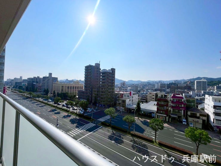 ◇開放感あふれるバルコニーからは、遠くの山並みまで望む眺望が魅力。