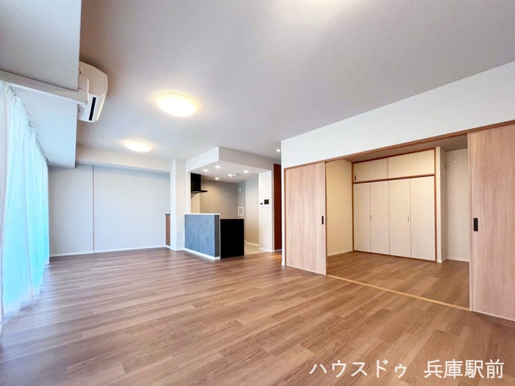 【リビング】
◇約23.3帖のゆとりあるLDK。隣接する洋室を開放すればさらに広々とした空間となり、ご家族みんながゆったりと過ごせます。