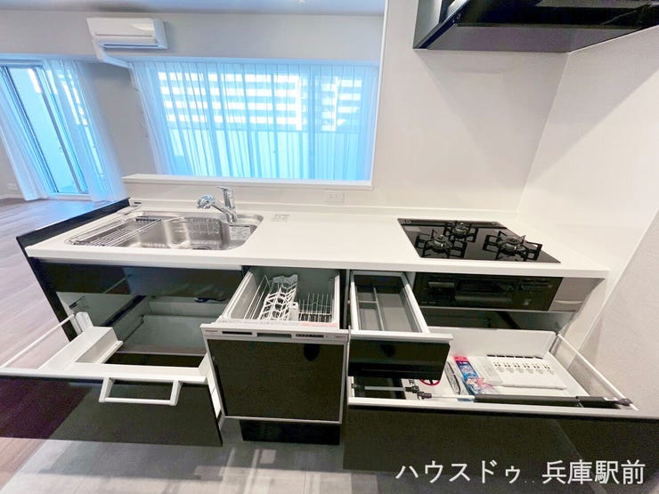 ◇食器洗乾燥機・ディスポーザーを備え、毎日の家事負担を軽減してくれる使い勝手の良い空間です。