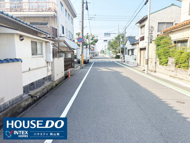 【すれ違いもスムーズな前面道路】
見通しが良くすっきりとした前面道路!車同士のすれ違いや駐車もスムーズで安心感があります。毎日のお出かけや運転もストレスフリーで心地よいですね♪