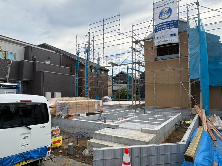 【外観】
着々と工事が進む、安心の施工現場の様子です。基礎工事からしっかりと形作られていく過程を見られるのは、新しい住まいへの期待を高めてくれますね。家族の夢を乗せたマイホームがカタチになっていく安心のプロセス