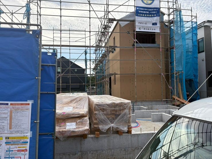 現在建築中の敷地内では、基礎部分や足場がしっかりと組まれています。職人の手によって丁寧に建てられていく過程に、住まいへの信頼感が深まります。新しい暮らしの風景を思い描きながら完成を心待ちにできる場所。