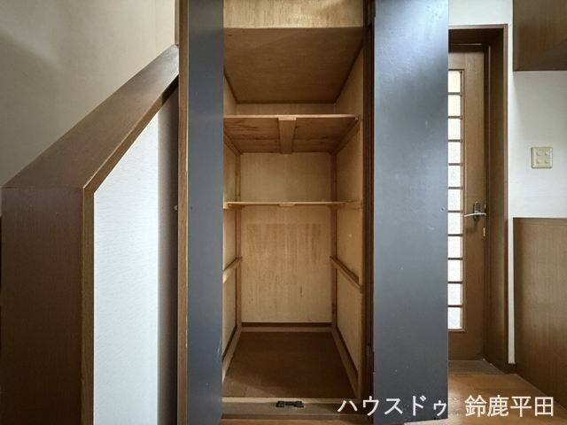 階段横に便利な収納スペースを確保。掃除用品や日用品などすっきり整理できる使い勝手のいいスペースです。