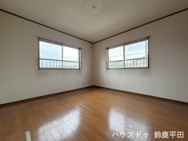 【2階西側洋室】窓から自然光が差し込む明るい空間です。寝室や書斎などにおすすめです。