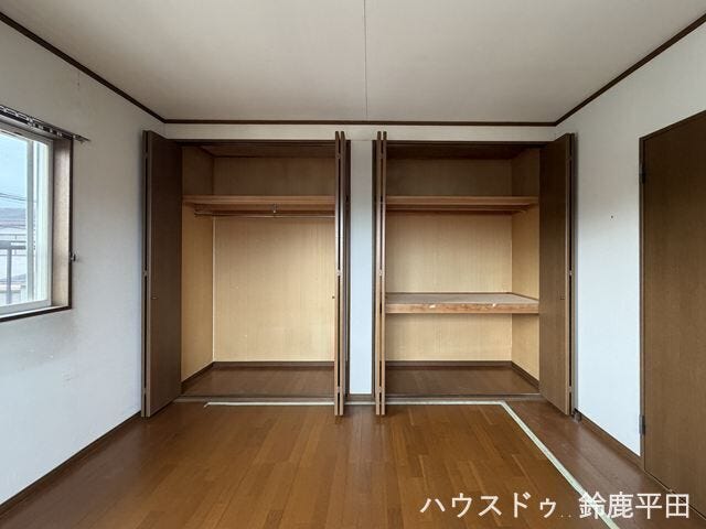 2階西側洋室に収納スペースを確保。収納力がいいので衣類や日用品などさまざまな用途に応じて整理できます。