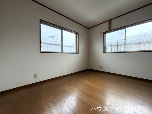 【2階北側洋室】2面採光でやわらかな光が差し込み、風通しも良好なお部屋です。