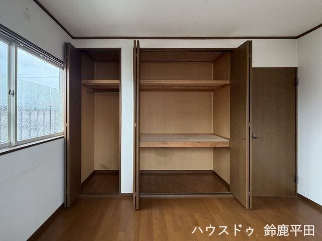 2階北側洋室に収納スペースを確保。ハンガーパイプ付きで衣服を収納できるほか、棚付きの収納には布団や季節用品など様々な用途で使い分けできます。