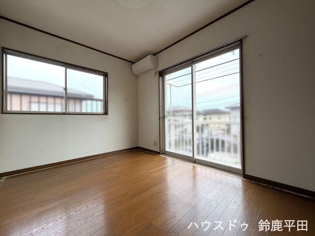 【2階南側洋室】2面採光で大きな窓から光が差し込み、明るく過ごしやすい空間です。