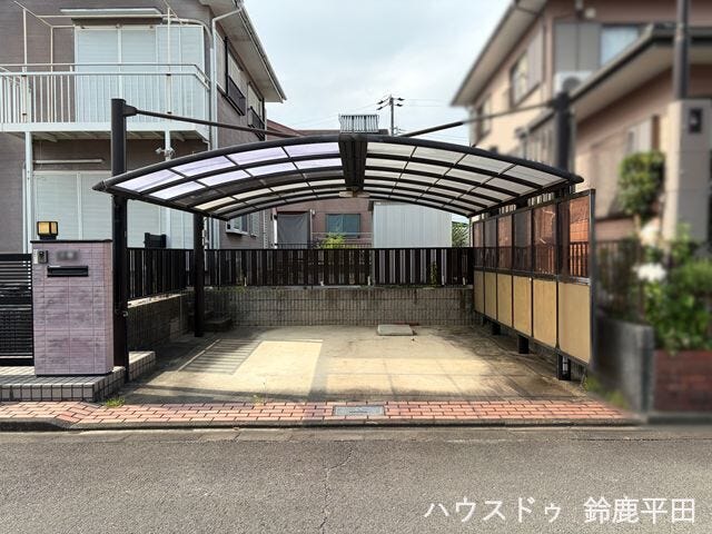 並列で2台停められる駐車場です。(2026年7月19日 撮影)