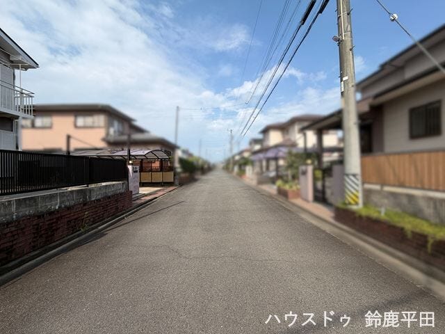 ゆとりある道幅で車通りも少ないので、安心して走行できます。(2026年7月19日 撮影)