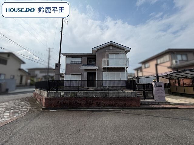 【外観】
加佐登小学校/白鳥中学校エリアの閑静な住宅街に建つ4LDKです。周辺環境の確認を兼ねて一度見学してみませんか。(2026年7月19日 撮影)
