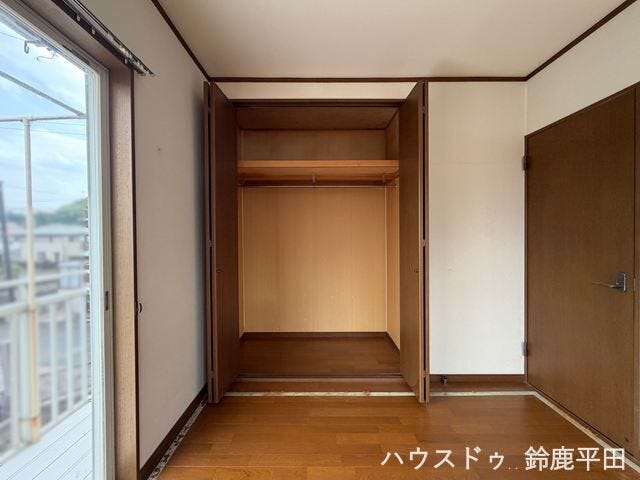 2階南側洋室に収納スペースを確保。広さがあり収納豊富なのでたくさん収納できるのがいいですね。