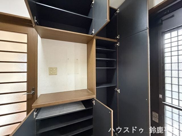 玄関にシューズインクローゼットを設置。収納力もあるので玄関周りをすっきり保てます。
