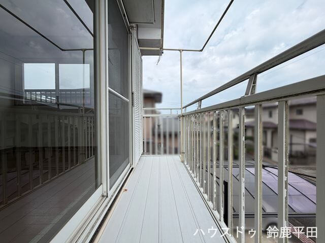 2階南側洋室に面したバルコニーです。居室から出入りでき、洗濯物や布団を干すスペースとして活用できます。