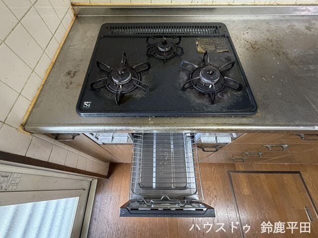 三口コンロ、グリルで毎日の料理の時短にもなりますね。