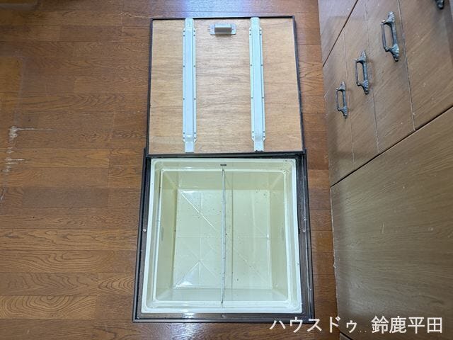 キッチンに床下収納を備え、食品や日用品のストックなどを収納するのに便利です。
