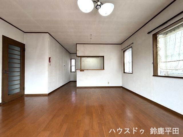 大きな窓から自然光が差し込む明るい空間で、ご家族でゆったりとお過ごしいただけます。