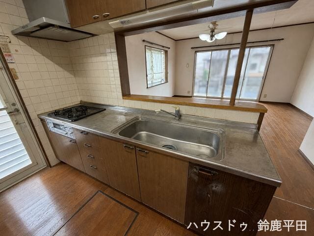 対面キッチンなのでリビングの様子も見れて、ご家族と会話をしながら家事をすることができます。