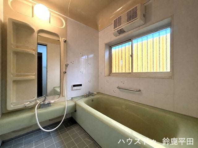 窓付きで自然光を取り込める浴室。浴室暖房乾燥機や手すりを備え、毎日のバスタイムを快適にサポートします。