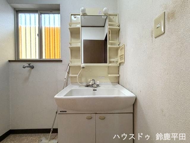多数の収納スペースを備え、毎日の支度がスムーズにできますね。隣には洗濯機を置くスペースもあります。