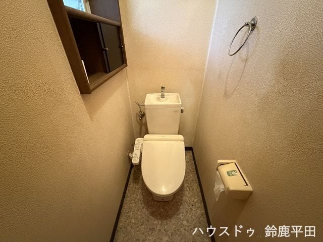 シンプルなデザインが特徴のトイレです。左側には収納スペースもあり、生活感を抑えれますね。