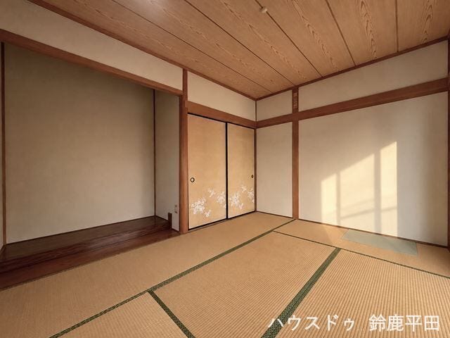 【約6帖和室】玄関横の和室で客間として利用するのに便利ですね。