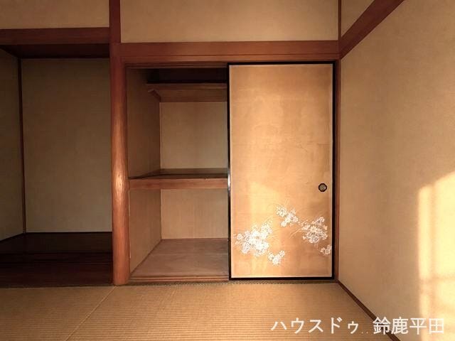 約6帖和室に押入を確保。上段と下段で用途に合わせて収納できるのがいいですね。