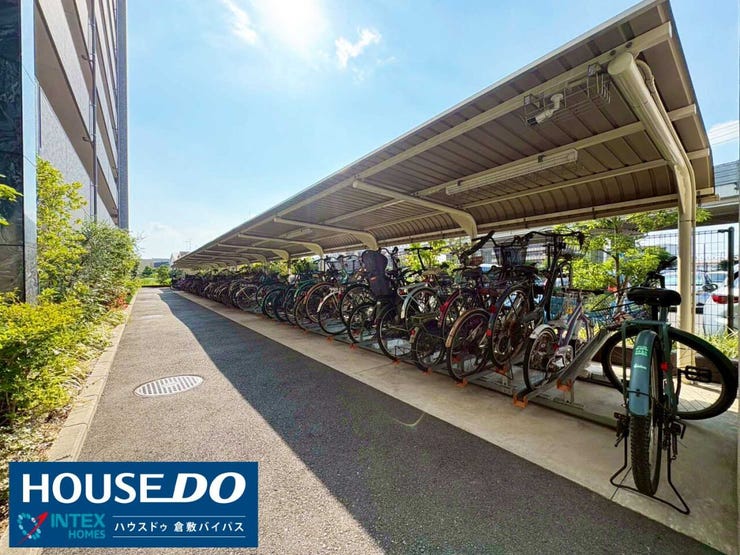 【雨の日も安心な屋根付き駐輪場!】
大切な自転車を雨風からしっかり守れる屋根付き駐輪場です♪敷地内は幅も広く整理されており、お子様の通学用自転車などの出し入れもスムーズですね!
