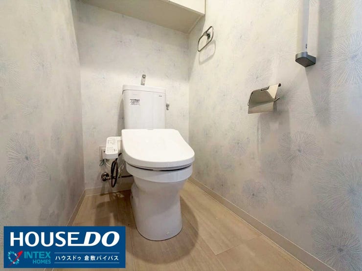 【清潔感たっぷりの落ち着くトイレ空間!】
上品なクロス柄と明るい木目調床材がおしゃれな雰囲気を演出♪上部吊戸棚にはトイレットペーパーなどを隠してすっきり収納でき、毎日快適に使えますね!