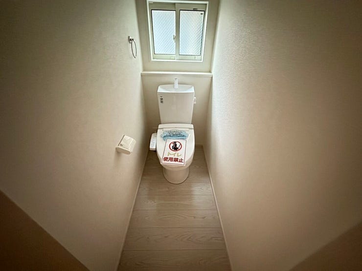 温水洗浄便座付きのトイレです。汚れてもサッとひと拭きでお手入れ簡単。節水仕様でしっかり洗浄できます。環境にやさしく、しかも経済的です。