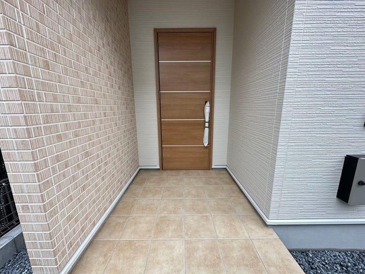 キーレス玄関ドア採用で荷物を抱えていても、鍵を持っていれば施錠開錠がワンタッチでできるキーレス対応の玄関ドアです。