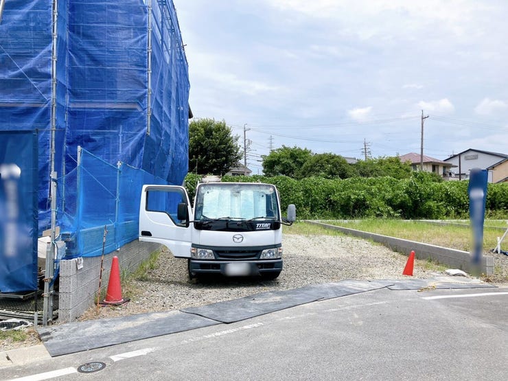 【南向きの土地】
南向きの土地は陽当たりが良く一日を通して明るく暖かな光が差し込みます!
家族が集まるリビングも明るく過ごしやすく、日中は電気をつけずとも明るいこともあり電気代の節約にもなります♪