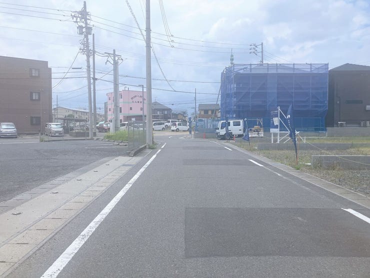【前面道路】
前面道路が広いため運転がしやすく、日々の交通ストレスが軽減されます!
また家の前が建物などで遮られることがなく、日当たりが良くなり、家全体が明るい印象を受けます!