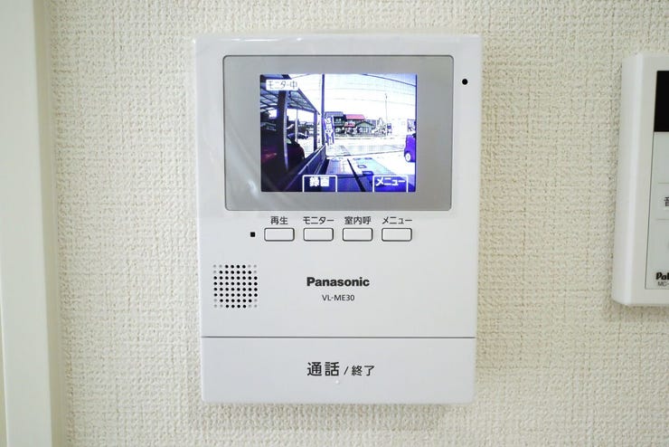 モニター付きインターホン 同仕様
訪問者の顔が確認できるのでお子様の留守番も安心ですね♪