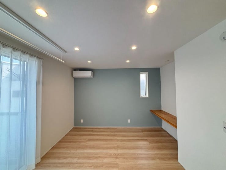 7.5帖洋室
こちらのお部屋からバルコニーへ出ることが可能です。
奥にはカウンターが設置されており、作業がしやすい空間になっております。
