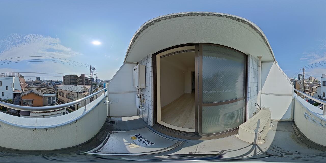 開放感のあるバルコニーから街並みを一望。陽当たりや風通しも期待できる心地よい空間です。