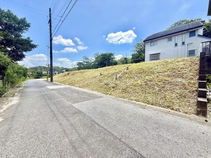◇前面道路◇
過ごす時間と共に刻々と表情を変えていく住まい、季節によってさまざまな表情を見せてくれるわが家は、時を重ね思いを紡ぐ場所です。ご家族の一家団欒を心ゆくまでお楽しみください。