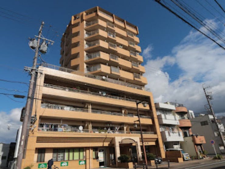 【外観】
◇外観◇
三路線以上利用可能なので通勤や通学にも便利です。スーパーやコンビニも徒歩10分圏内で便利な立地です。