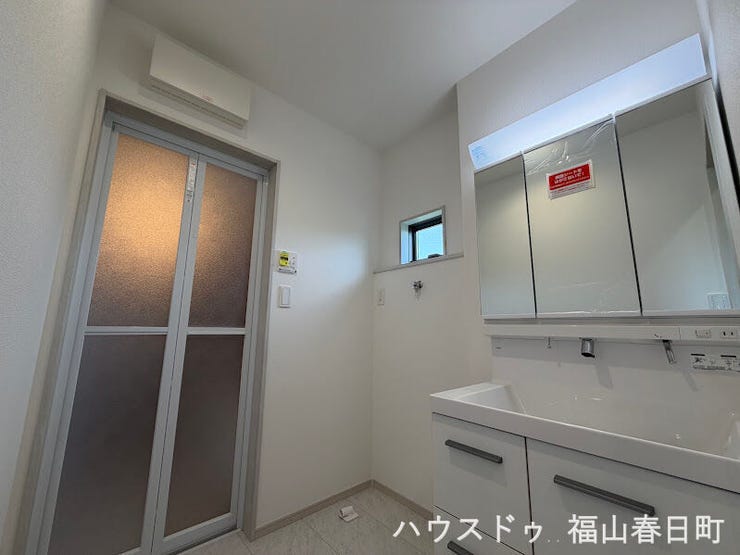 節水機能と使いやすい設計の洗面化粧台を備えた、ゆったり広さの洗面所です!