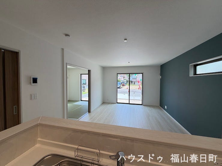 リビングや和室を見渡せる対面式キッチンです!