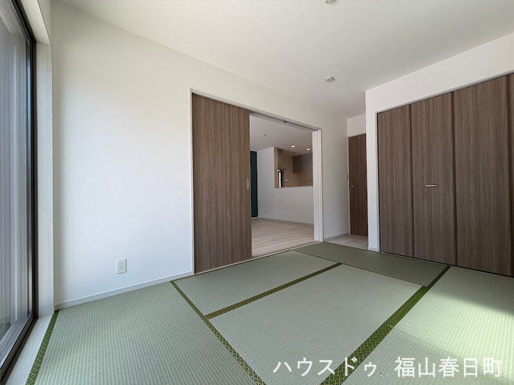 リビング隣接の憩える畳空間!収納も完備!