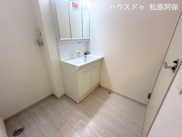 「洗髪もできるシャワー付きの三面鏡洗面化粧台。鏡裏も収納になっており、洗面周りが片付きます。」