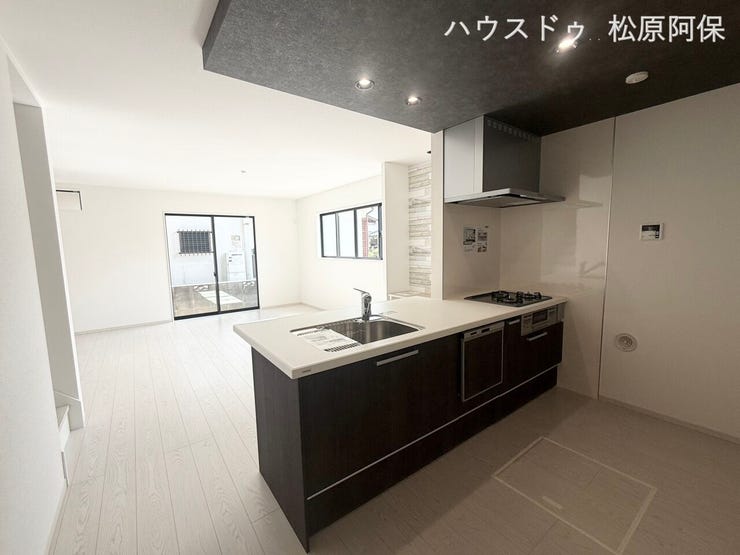 「リビング階段を採用し、家族のコミュニケーションが自然と生まれる21帖の大空間LDK。」
