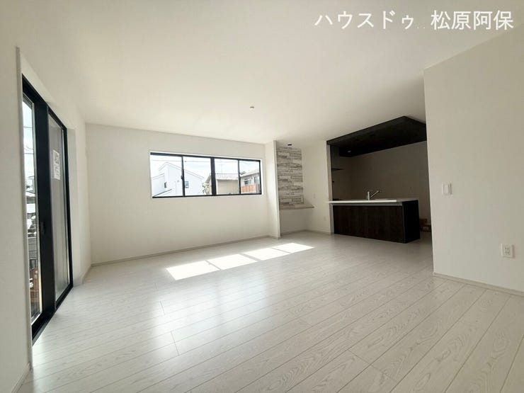 「2面採光で陽当たり・通風良好。オープンキッチンからはリビング全体が見渡せます。」