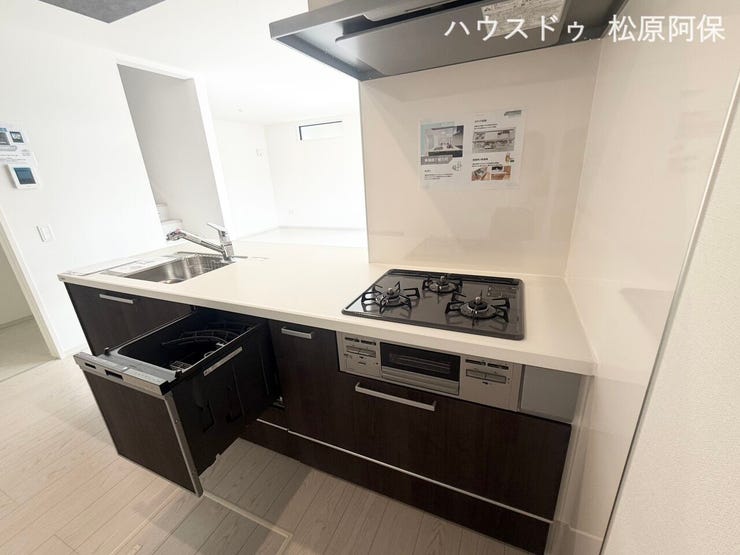 「家事負担を軽減する食器洗浄乾燥機を標準装備!スタイリッシュな対面式システムキッチンです。」