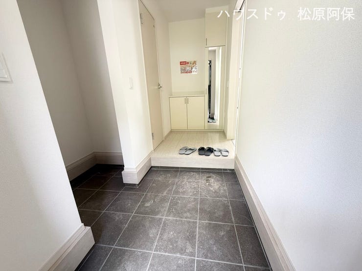 「玄関の土間収納(SIC)。アウトドア用品や季節物の収納など、多目的に使えて便利です。」