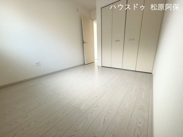 「白を基調とした明るい洋室。清潔感のある内装で、どんな家具も合わせやすいデザインです。」