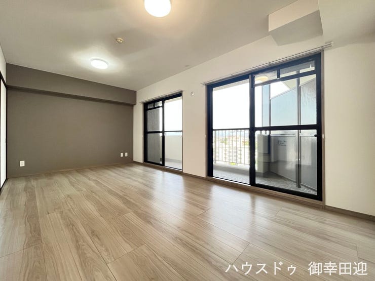 ■安らぎと笑顔の中心地■陽光が優しく降り注ぎ、会話が自然と弾む。ここでは、毎日が特別な時間へと変わります。