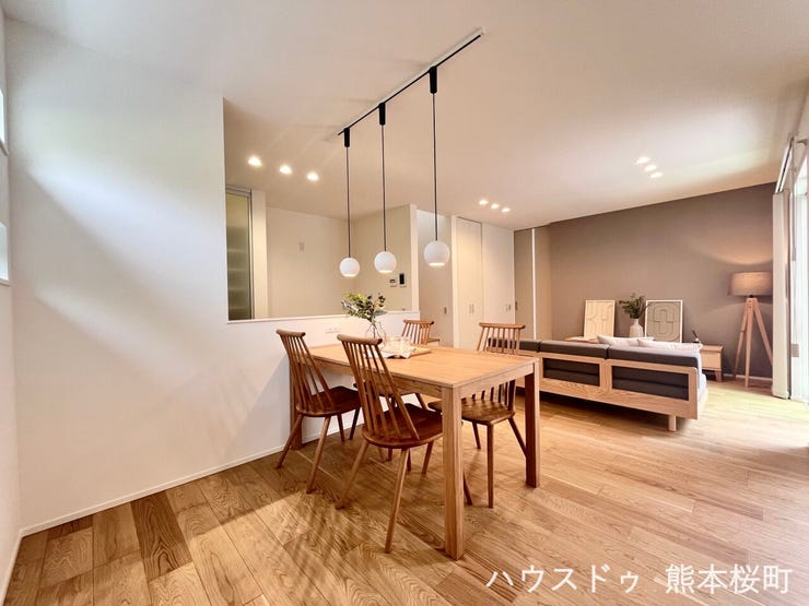 ■安らぎと笑顔の中心地■陽光が優しく降り注ぎ、会話が自然と弾む。ここでは、毎日が特別な時間へと変わります。